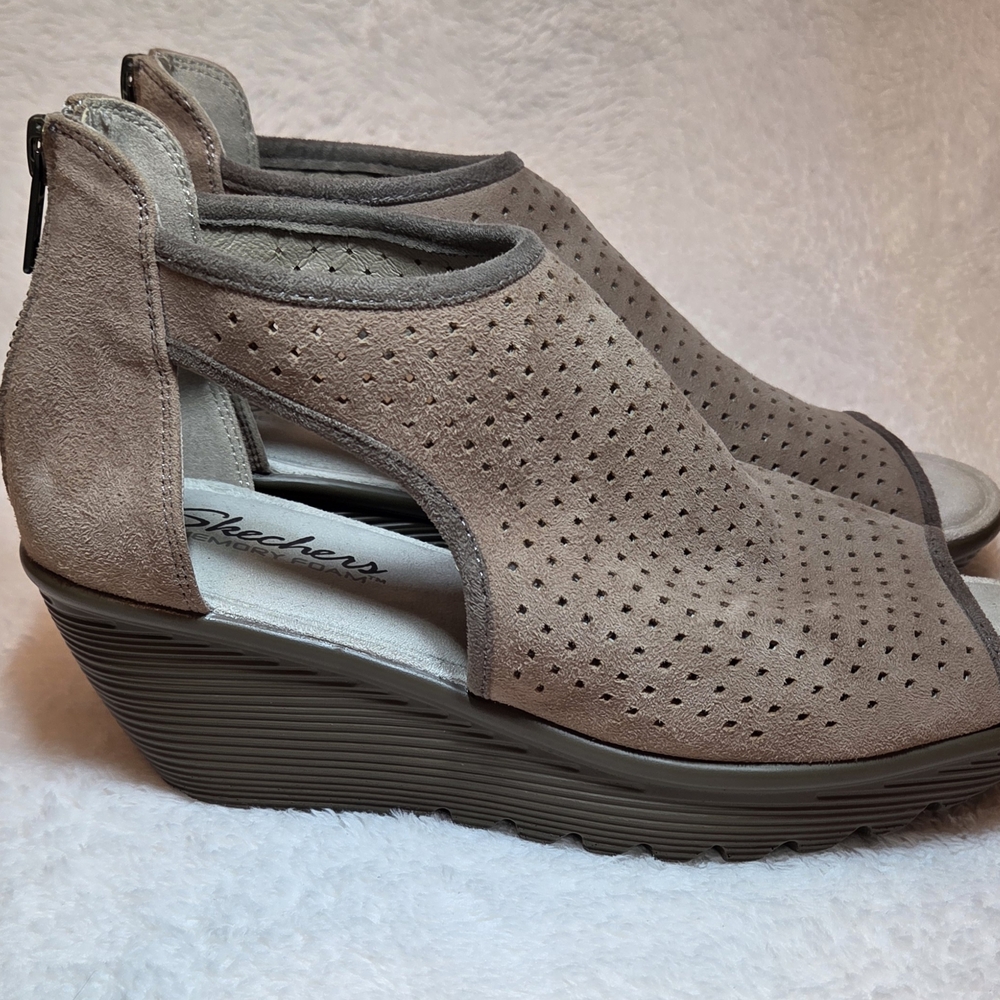 Skechers Memory Foam Women's Tan Wedge Sandals. Size 8